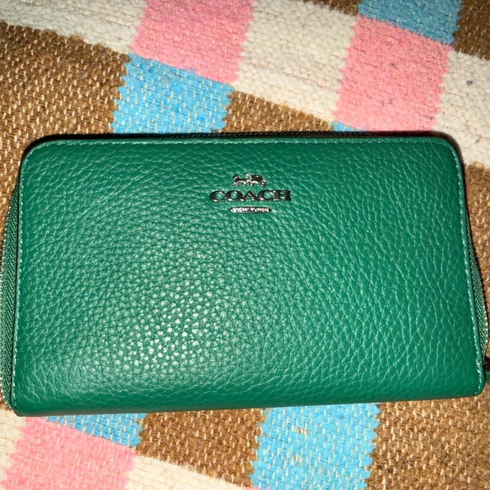 NWT Coach Green Pebble Leather Medium ID Zip Wallet silver hardware -Kelly Green